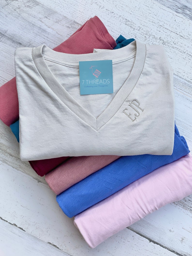 Camiseta delicada con monograma y cuello en V, mini camiseta preppy con monograma personalizado y cuello en V, camiseta bordada, regalo para damas de honor, regalo para despedida de soltera. imagen 1