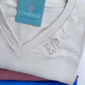 Camiseta delicada con monograma y cuello en V, mini camiseta preppy con monograma personalizado y cuello en V, camiseta bordada, regalo para damas de honor, regalo para despedida de soltera. imagen 7