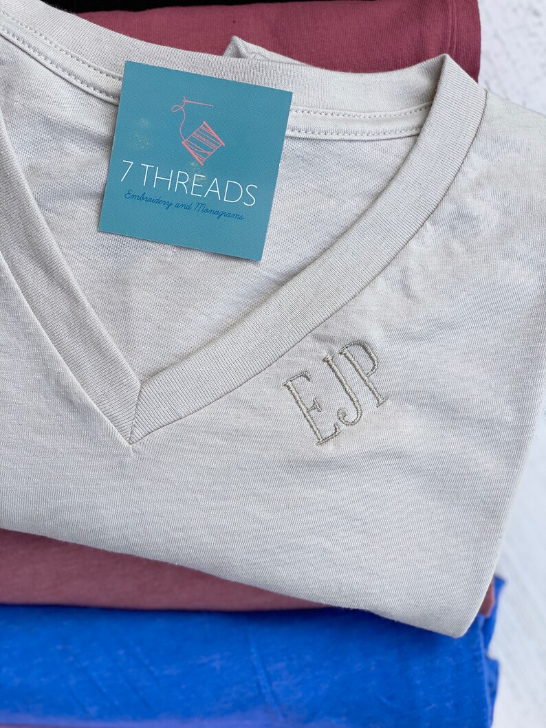 Camiseta delicada con monograma y cuello en V, mini camiseta preppy con monograma personalizado y cuello en V, camiseta bordada, regalo para damas de honor, regalo para despedida de soltera. imagen 7