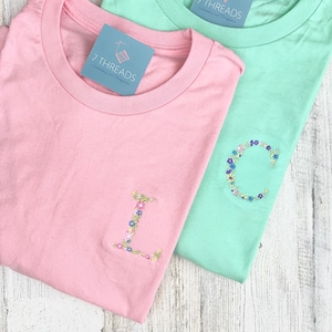 T-shirt floral monogramme initial, monogramme bohème avec fleur, t-shirt fleur brodée, cadeau de mariée, chemise à fleurs cousues, t-shirt à fleurs initiales