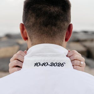 Camisa abotonada con fecha de boda, cuello levantado, personalizada para fiesta nupcial, camisa minimalista para boda, mini monograma.