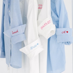 Skjorta med broderad manschett, Skjorta med knappar för brudföljet, Minimalistisk skjorta med knappar på bröllopsdagen, Mini-monogram med kustmönster och oxfordmönster