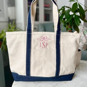Kokette Monogramm Canvas Tote, Zierliche Boot Tasche mit Schleife, Monogramm Tasche, Benutzerdefinierte Tasche, Adrette bestickte Tasche, süße Tasche im Stil der 90er Jahre