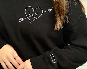 Geborduurde paren initialen sweatshirt, gesneden boomhart met pijl sweatshirt, gepersonaliseerde initialen crewneck sweatshirt, cadeau voor de bruid