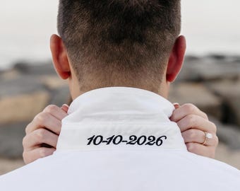 Camicia con bottoni e data del matrimonio, camicie personalizzate con colletto alzato per la festa nuziale, camicia minimalista con bottoni per il giorno del matrimonio, mini monogramma