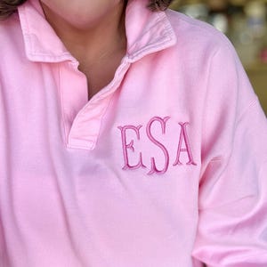 Sudadera tipo polo con monograma extragrande, colores alegres y divertidos, corte holgado y cómodo, iniciales bordadas, regalo personalizado para ella.