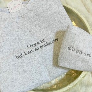 Ik huil veel, maar ik ben productief sweatshirt, het is een kunstsweatshirt, minimalistische songteksten ronde hals en geborduurd mouwdetail, comfortabel shirt afbeelding 10