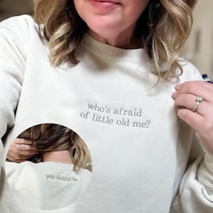 Wer hat Angst vor kleinem alten Ich-Sweatshirt, gefoltertem Dichter-Sweatshirt, minimalistischer Songtext Rundhalsausschnitt und besticktem Ärmeldetail, bequemes Hemd