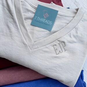 Camiseta delicada con monograma y cuello en V, mini camiseta preppy con monograma personalizado y cuello en V, camiseta bordada, regalo para damas de honor, regalo para despedida de soltera. imagen 2