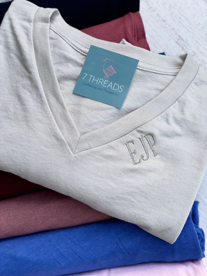 Camiseta delicada con monograma y cuello en V, mini camiseta preppy con monograma personalizado y cuello en V, camiseta bordada, regalo para damas de honor, regalo para despedida de soltera. imagen 2