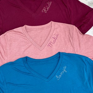 Camiseta delicada con monograma y cuello en V, mini camiseta preppy con monograma personalizado y cuello en V, camiseta bordada, regalo para damas de honor, regalo para despedida de soltera. imagen 8