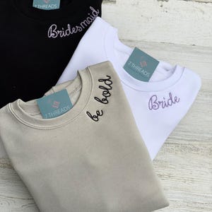 Sudadera bordada personalizada con mensaje personalizado en el escote, camisa de cuello redondo, bordado con puntada Chaim, regalo para novia, mejor amiga o dama de honor.
