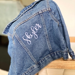Kleinkind Jeansjacke mit personalisierter Stickerei, Kleinkind Namensjacke, Baby Jeansjacke mit bunter Stickerei, Frühlingsjacke für Baby
