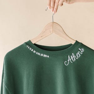 Handgestikt sweatshirt met kraag en mouwdetail, gepersonaliseerd cadeau, ronde hals kettingsteek, diplomacadeau, trendy borduurwerk