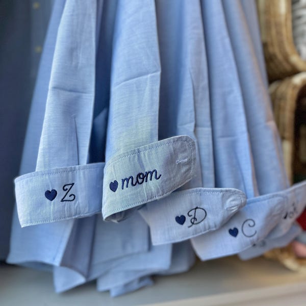 パーソナライズされた袖口のディテールが施されたボタンアップシャツ、ブライダルパーティー用シャツ、ミニマリストな結婚式用のボタンダウンシャツ、ミニモノグラムのコースタルオックスフォードシャツ