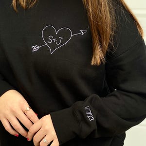 Sweatshirt met geborduurde paren initialen, gesneden hart van de boom met pijl sweatshirt, gepersonaliseerde initialen sweater met ronde hals, cadeau voor bruid