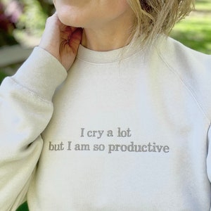 Ik huil veel, maar ik ben productief sweatshirt, het is een kunstsweatshirt, minimalistische songteksten ronde hals en geborduurd mouwdetail, comfortabel shirt afbeelding 8