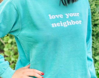 「隣人を愛して」刺繍入りコンフォートカラークルーネック、LGBTQプライドスウェットシャツ、「愛は愛の味方」スウェットシャツ、「優しさの味方、みんなを愛せ」