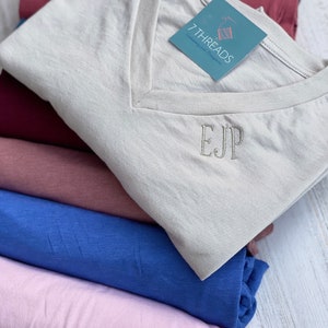 Camiseta delicada con monograma y cuello en V, mini camiseta preppy con monograma personalizado y cuello en V, camiseta bordada, regalo para damas de honor, regalo para despedida de soltera. imagen 6
