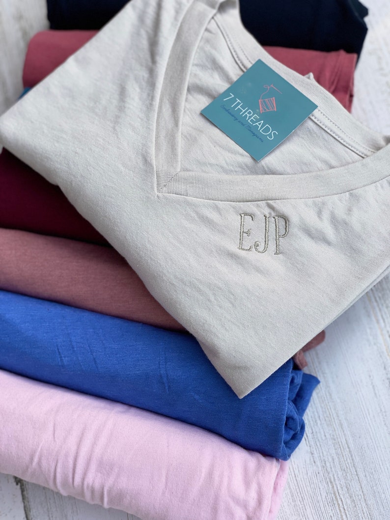 Camiseta delicada con monograma y cuello en V, mini camiseta preppy con monograma personalizado y cuello en V, camiseta bordada, regalo para damas de honor, regalo para despedida de soltera. imagen 6
