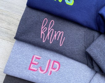 Trendy monogram sweatshirt, aangepast sweatshirt met monogram, lente sweatshirt, geborduurd monogram sweatshirt, bruidscadeau, preppy monogrammen