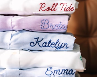 Geborduurde button-down voor bruidsfeest, minimalistische naam trouwdag button-up shirt, monogram oxford, kustmonogram Chambray