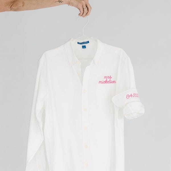 Camicia con bottoni ricamata per la festa nuziale, camicia con bottoni ricamata minimalista per il giorno delle nozze, Oxford con monogramma, Chambray con monogramma costiero