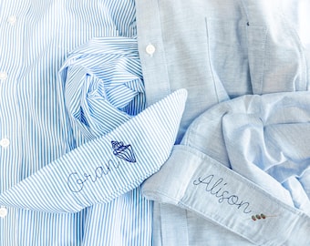 Icon Button Up Shirt mit personalisierten Manschetten-Detail, Hemden für Brautparty, Mini-Monogramm Küsten Oxford