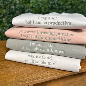 Sudadera personalizada con cita bordada, camiseta con mensaje de máquina de escribir, letra de canción, regalo para amantes de la lectura, mensaje inspirador, afirmación