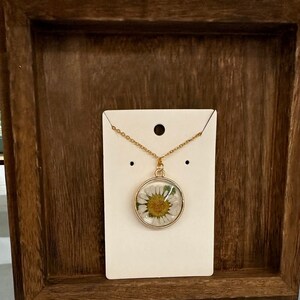 Round Pendant Flower Necklace
