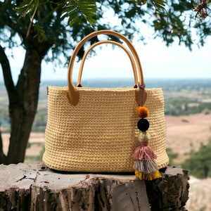 Monedero de crochet con asa superior color crema