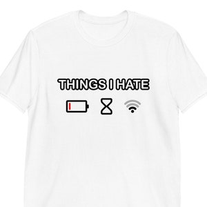 Op de afbeelding: Wit T-shirt met de tekst "THINGS I HATE" en drie pictogrammen: een lege batterij, een zandloper en een wifi-symbool met een streep erdoor.