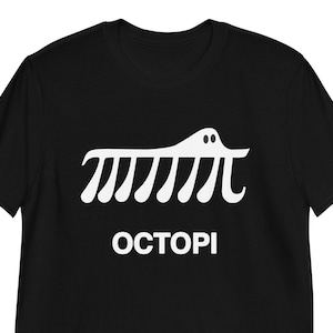 Op de afbeelding: Zwart T-shirt met een witte afbeelding van een octopus gemaakt van het wiskundige symbool pi. De tekst "OCTOPI" staat onder de afbeelding.