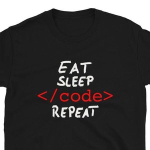 Op de afbeelding: Zwart T-shirt met witte tekst die "Eat Sleep <code/> Repeat" in een handschrift stijl leest. Het woord "code" is rood.
