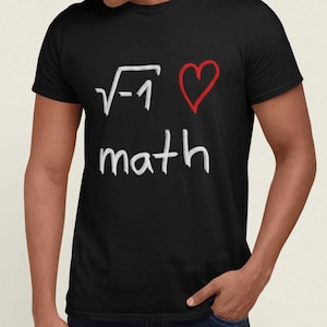 Könnte beinhalten: Schwarzes T-Shirt mit weißem Text, der "√-1 ♥ math" lautet. Das Herz ist rot.