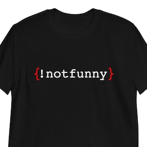 Könnte beinhalten: Schwarzes T-Shirt mit weißem Text, der "{ !notfunny }" in roten Klammern lautet.