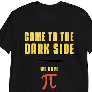 Könnte beinhalten: Schwarzes T-Shirt mit gelbem Text, der "Come to the Dark Side We Have Pi" lautet, mit einem roten Pi-Symbol.
