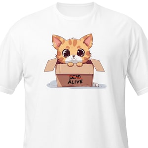 Pode incluir: Camiseta branca com uma imagem de desenho animado de um gato tigrado laranja e branco em uma caixa de papelão. A caixa tem as palavras "Dead Alive" escritas nela.