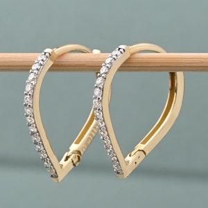 Eleganti orecchini a cerchio in oro e diamanti, cerchietti minimalisti a forma di V, delicati accenti di diamanti in oro 14k, regalo perfetto per lei, gioielli da sposa
