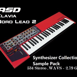 Puede incluir: Un sintetizador Clavia Nord Lead 2 rojo con un teclado negro y una variedad de botones y perillas. El texto "Synthesizer Collection Sample Pack 534 Stereo. WAVS - 2.79 GB" se muestra debajo del teclado.