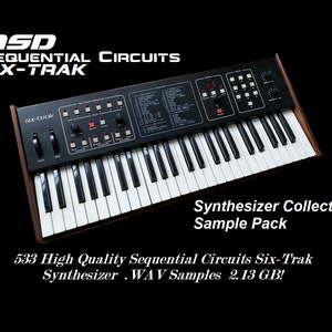 Könnte beinhalten: Ein schwarzer und brauner Sequential Circuits Six-Trak Synthesizer mit einer 37-Tasten-Tastatur. Der Synthesizer verfügt über ein digitales Display und eine Vielzahl von Knöpfen und Reglern. Der Text "Synthesizer Collection Sample Pack" wird unter dem Synthesizer angezeigt. Der Text "533 High Quality Sequential Circuits Six-Trak Synthesizer. WAV Samples 2.13 GB!" wird unter dem Text angezeigt.
