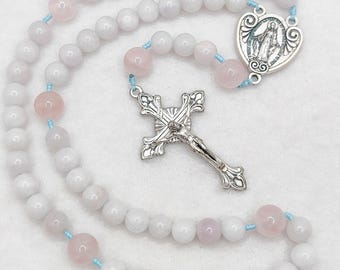 Rosario con medallas milagrosas: aguamarina, cuarzo rosa y piedras preciosas.