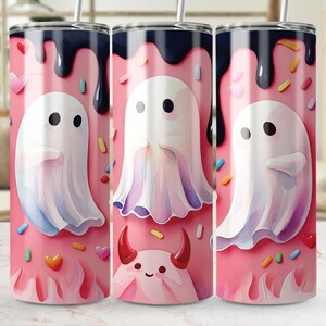 Puede incluir: Un vaso rosa con un diseño de dibujos animados de fantasmas y un diablo. El vaso tiene un diseño negro goteado en la parte superior, con chispas de colores y acentos de corazón. Los fantasmas tienen un cuerpo blanco con un degradado púrpura y azul. El vaso tiene una pajita.