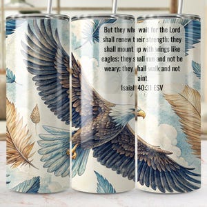 Könnte beinhalten: Ein weißer Becher mit einem Aquarell-Design eines Adlers mit blauen und braunen Flügeln. Der Becher enthält ein Zitat aus Jesaja 40:31 ESV: "Aber die auf den HERRN hoffen, werden neue Kraft empfangen; sie werden mit Flügeln wie Adler emporsteigen, sie werden laufen und nicht müde werden, sie werden gehen und nicht matt werden."