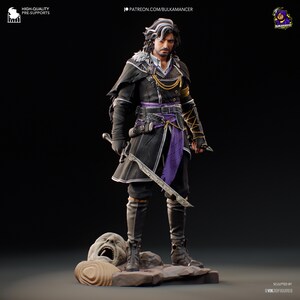 Puede incluir: Figura detallada de un personaje con abrigo negro y detalles morados, sosteniendo una espada. La figura tiene pelo largo y oscuro con mechas blancas y está sobre una base de piedra con una cara tallada. La figura lleva botas y guantes negros.