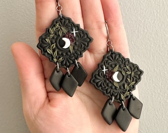 Whimsigoth Ohrringe, Florale Ton Ohrringe, dunkle Boho Ohrringe, Florale Goth Ohrringe, Mond Fimo Ohrringe, Fimo dunklen Schmuck