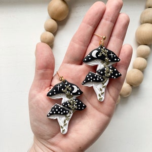 Mond Pilz Ohrringe mit Blättern, Cottagecore Polymer Clay Ohrringe, Einzigartiger Schmuck aus Ton, Pilz Baumeln Ohrringe, Natur Schmuck Geschenk