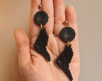 Dark Academia Flügel Ohrringe, Polymer Clay Ohrringe, Einfache Statement Ohrringe, Whimsigoth Clay Schmuck, Handgemachte Clay Ohrringe, Gothic Schmuck