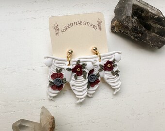 Floral Brustkorb Ohrringe, Skelett Clay Ohrringe, Floral Clay Ohrringe, Gothic Ohrringe, Floral Clay Ohrringe, Witchy Ohrringe, Gothic Schmuck