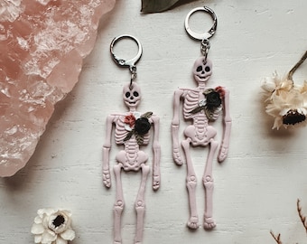 Blumen Skelett Ohrringe, Whimsigoth Ohrringe aus Polymer Clay, Boho Ohrringe, dunkle Ohrringe aus Polymer Clay, Ohrringe Cottagecore, wunderlicher Gothic Clay Schmuck
